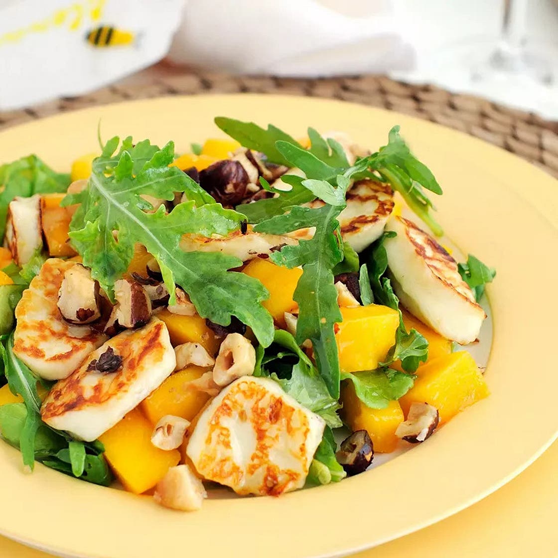 Salade de roquette, poulet grillé et mangue