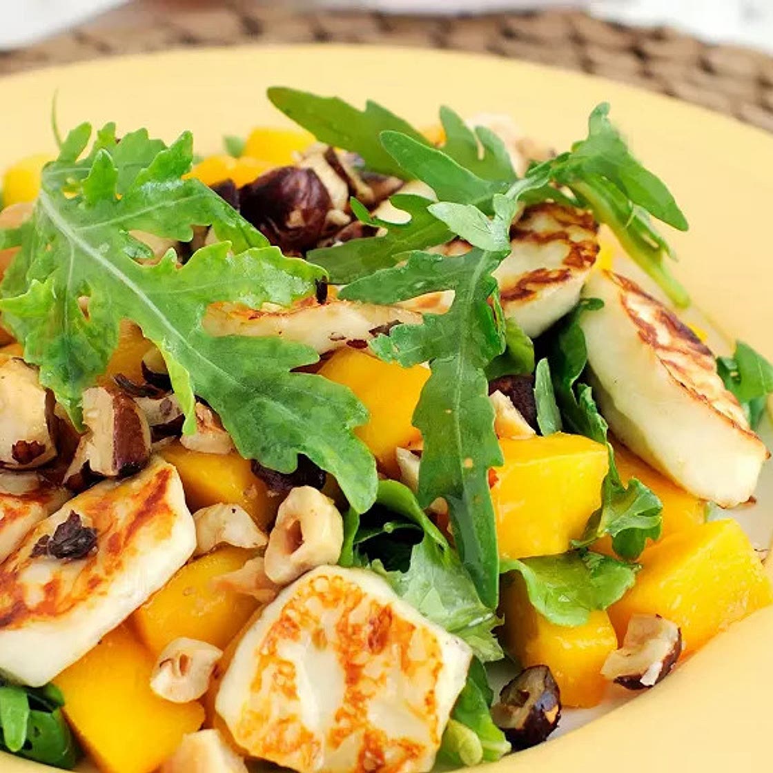 Salade de roquette, poulet grillé et mangue