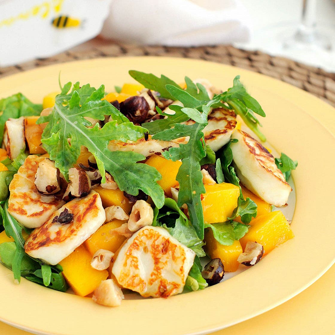 Salade de roquette, poulet grillé et mangue