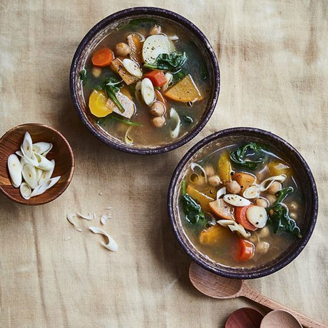 Minestrone d’hiver de pois chiches, épinards et légumes racines