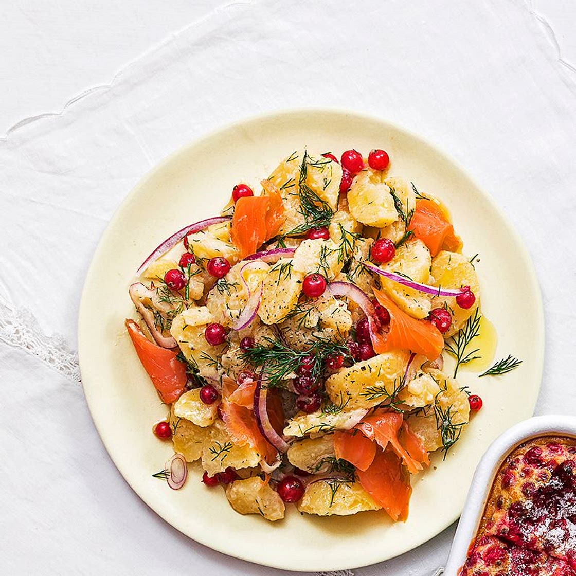 Salade de pommes de terre, truite fumée, oignon rouge et groseilles