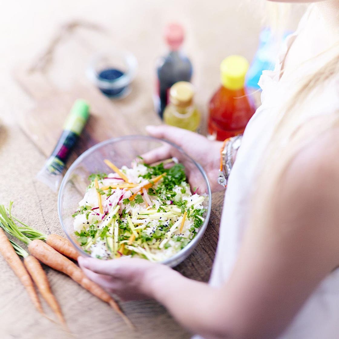 Riz sushi et tempura de légumes