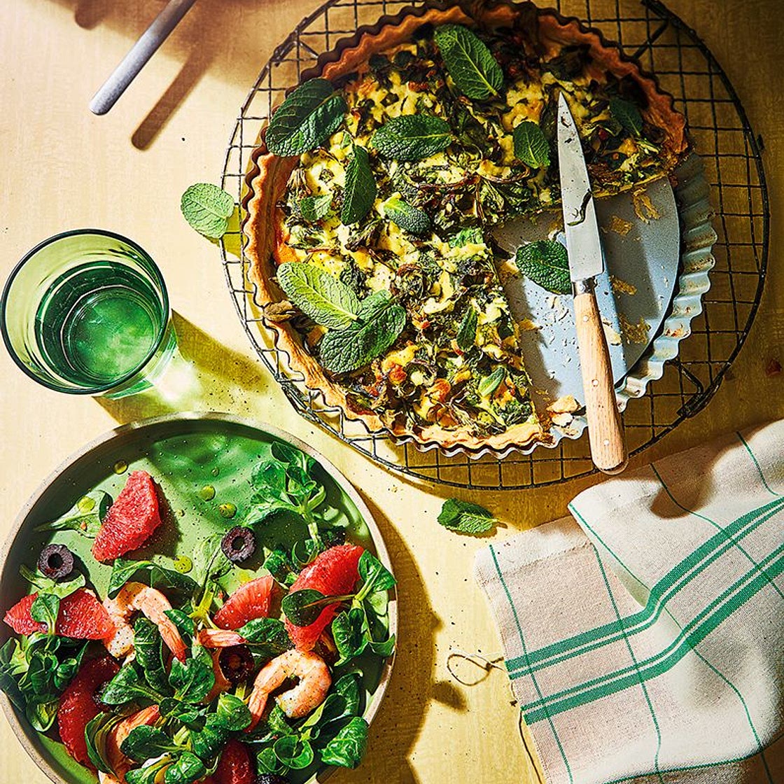 Quiche à la mâche et à la menthe, salade au pamplemousse