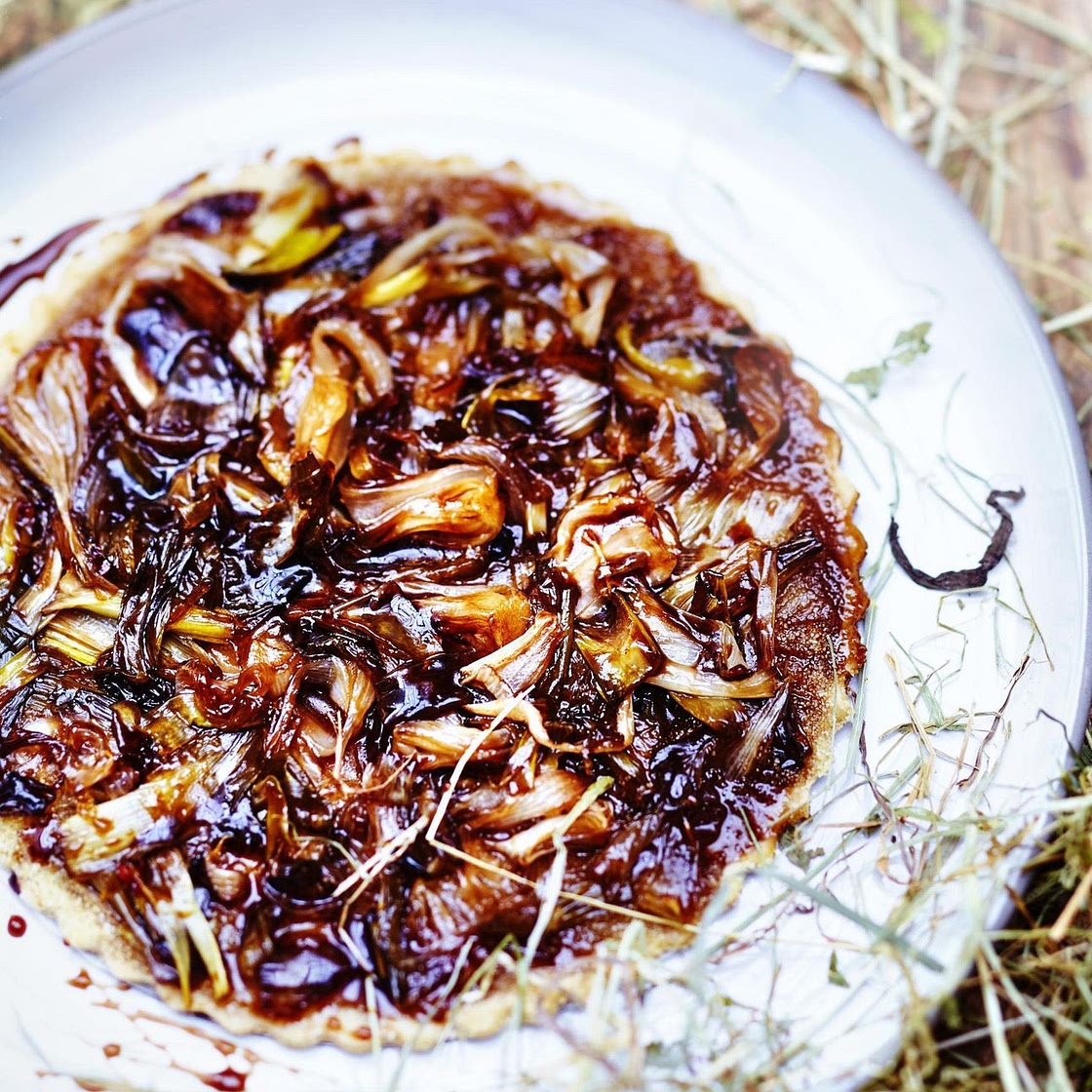 Tarte fine à la farine de maïs, oignons balsamiques