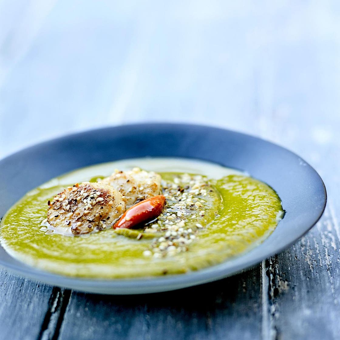 Crème de brocoli et poireaux, noix de saint-jacques