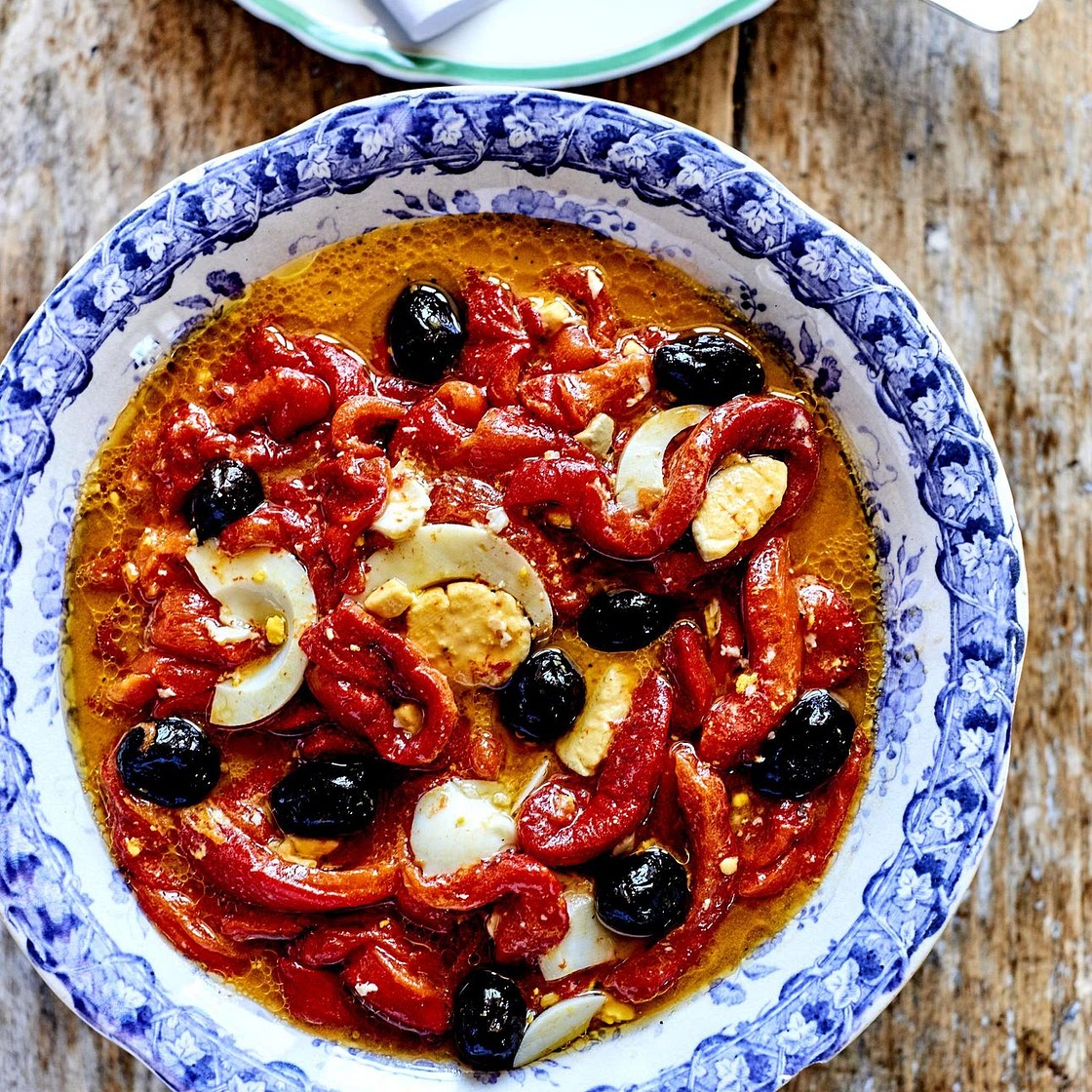 Poivrons rôtis, anchois, et oeufs durs