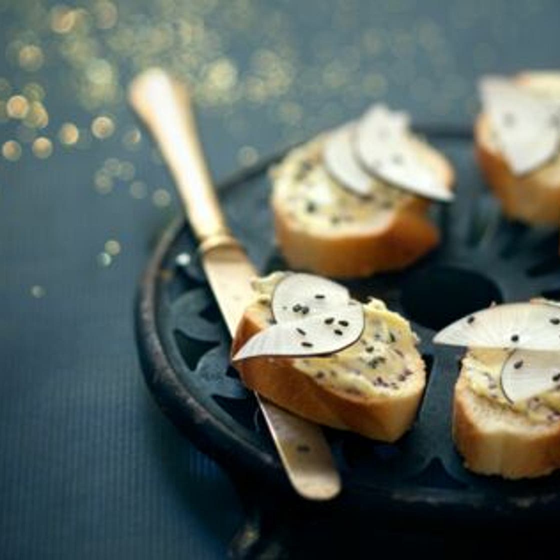 Toast au beurre d'algues et radis noir