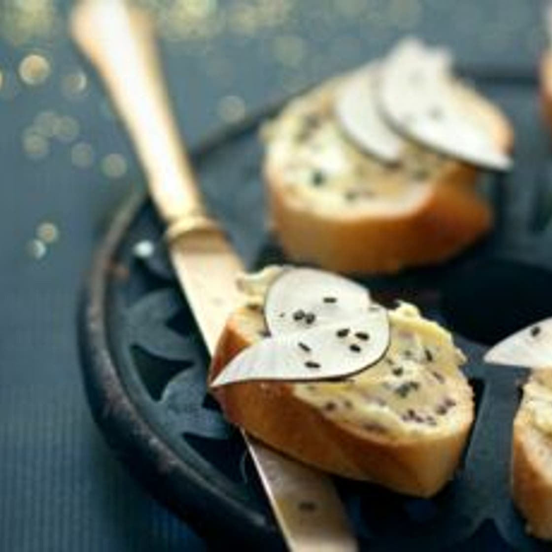 Toast au beurre d'algues et radis noir