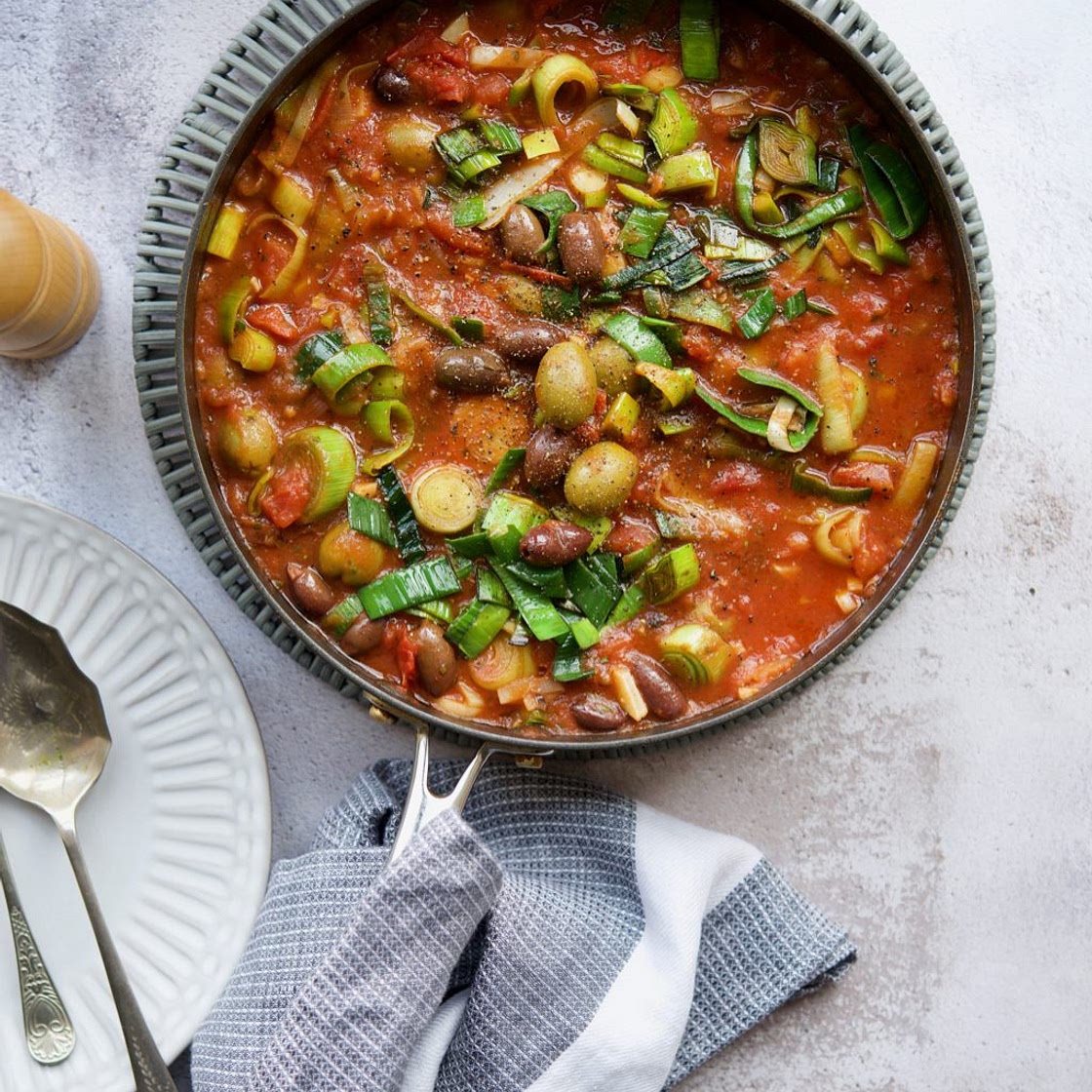 Romanian leek stew with olives, mâncare de praz - Irina Georgescu