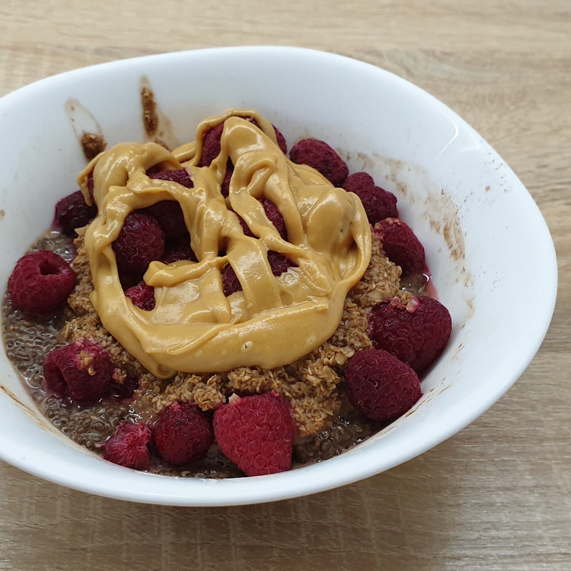 Chia oatmeal with raspberry