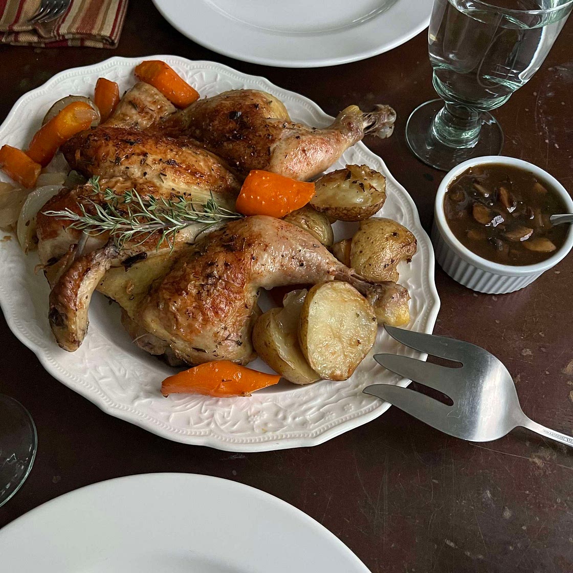 Spatchcock chicken with veggies & gravy 