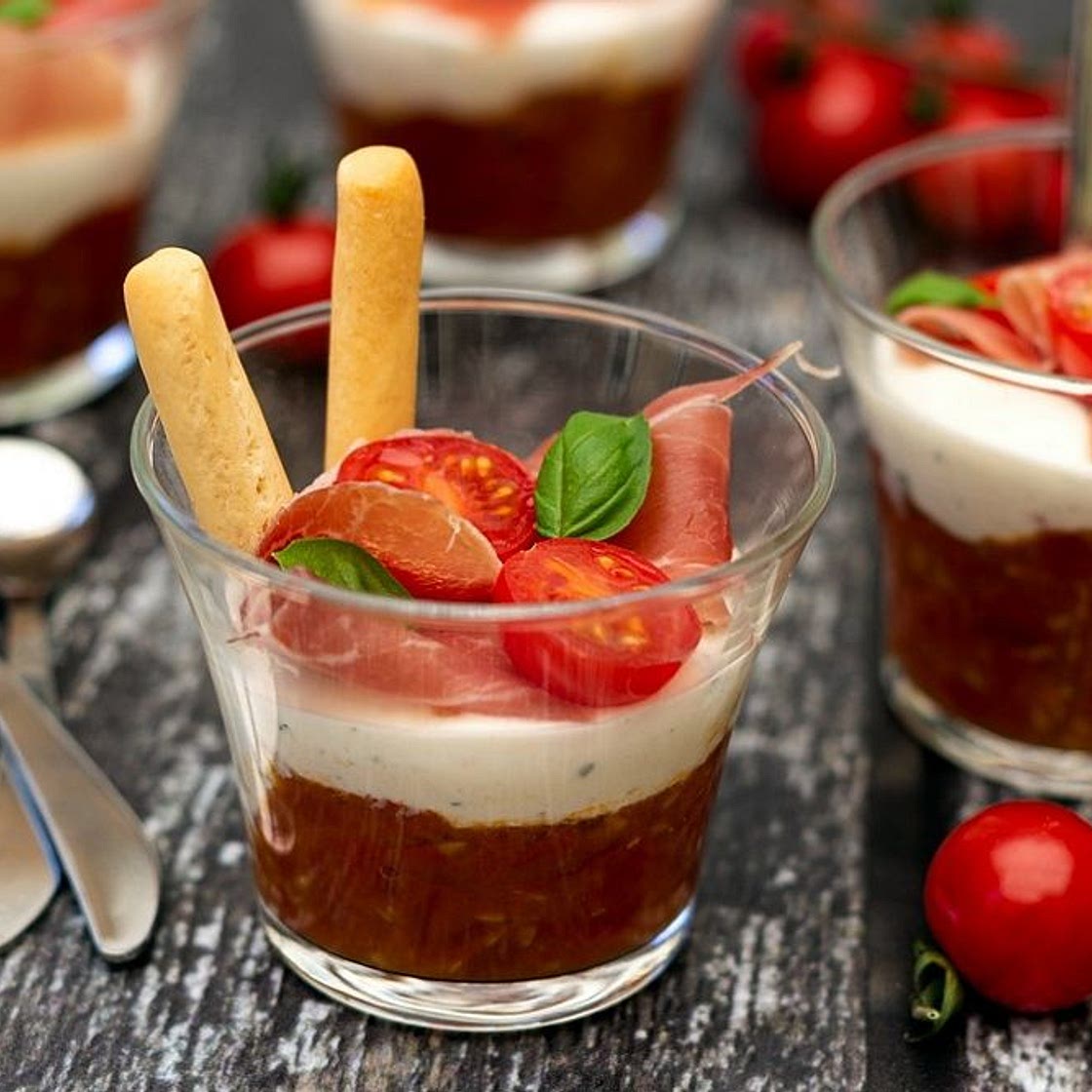 Verrines à la compotée de tomates cerises, mousse de fromage frais et jambon cru