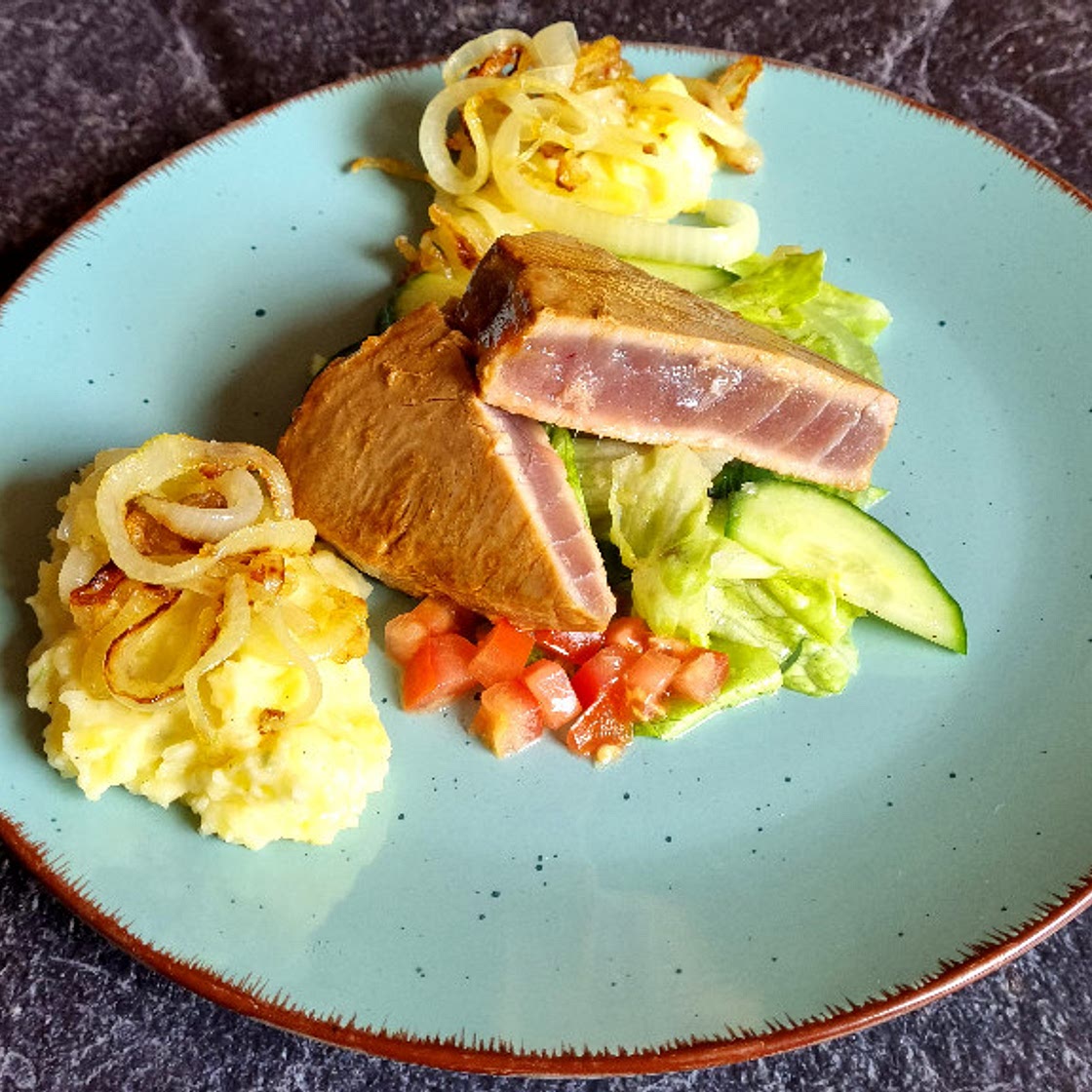 Thunfischsteak mit Knoblauch-Zwiebel-Kartoffelpüree