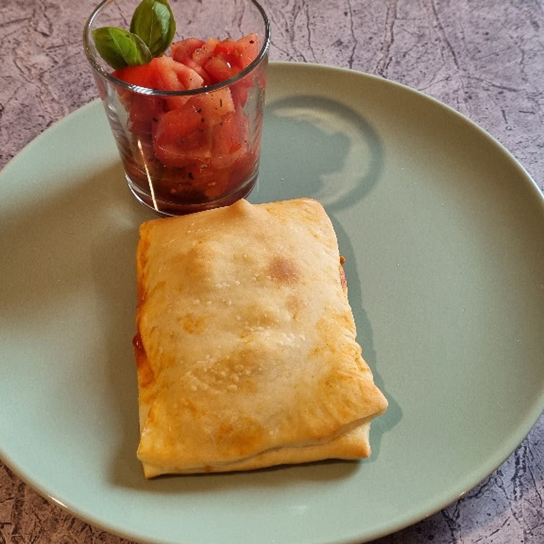 Mini-Calzone mit mediterranem Tomatensalat