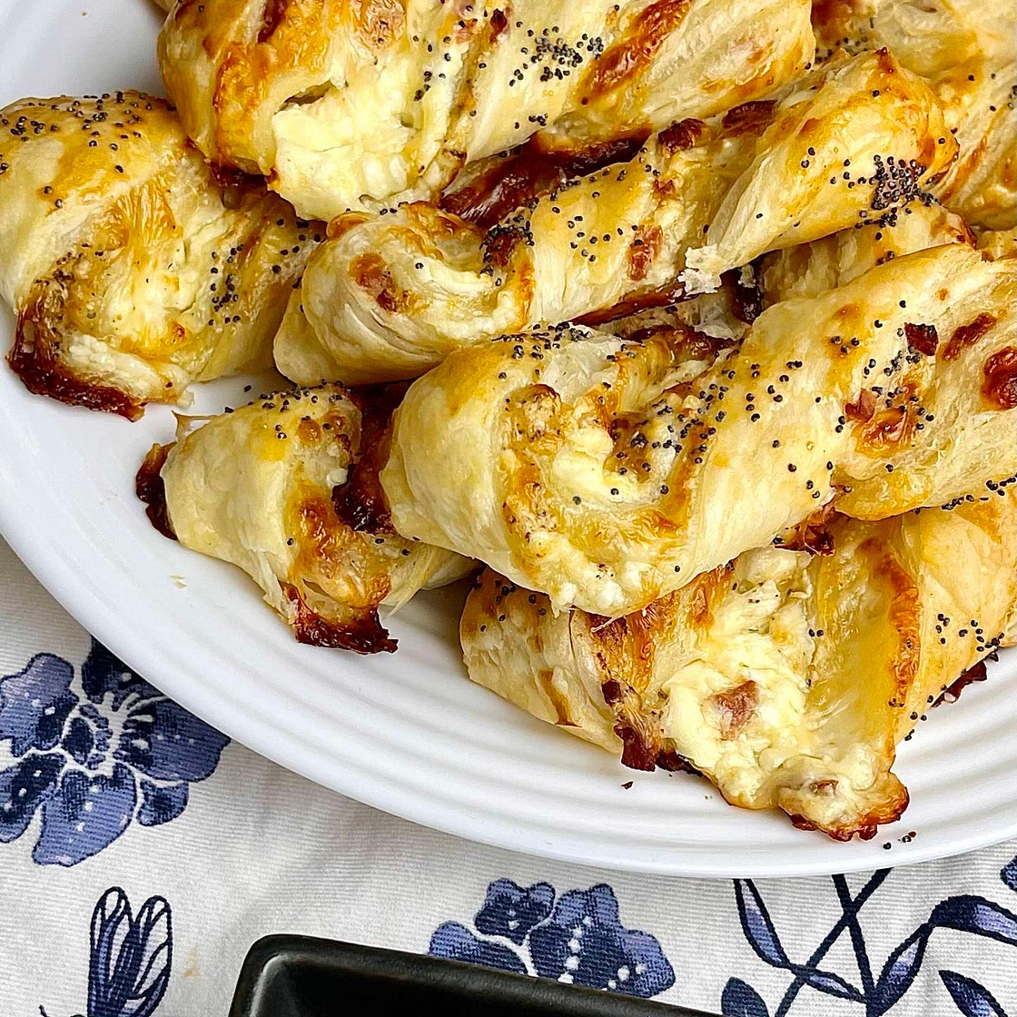 Blätterteigstangen mit Käse und Schinken 