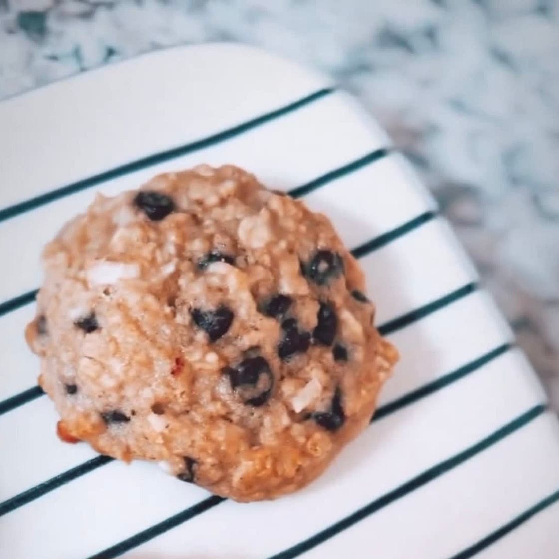 Vanilla Chocolate Chip Oatmeal Cookies