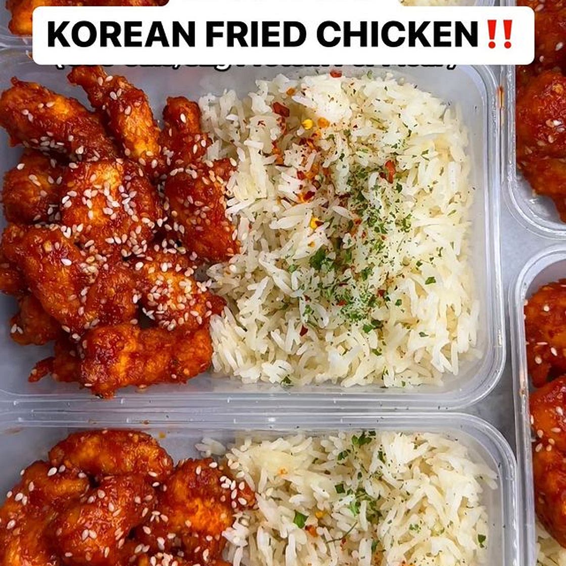HIGH PROTEIN MEAL PREP CRISPY &amp; STICKY KOREAN FRIED CHICKEN‼️ (350 Cals, 32g Protein, 8g Fat, 36g Carbs per meal) •Fridge up to 3 days or freeze up to 3 months 🙏 The ingredients used in this is to make one big meal prep to then portion equally into 5 