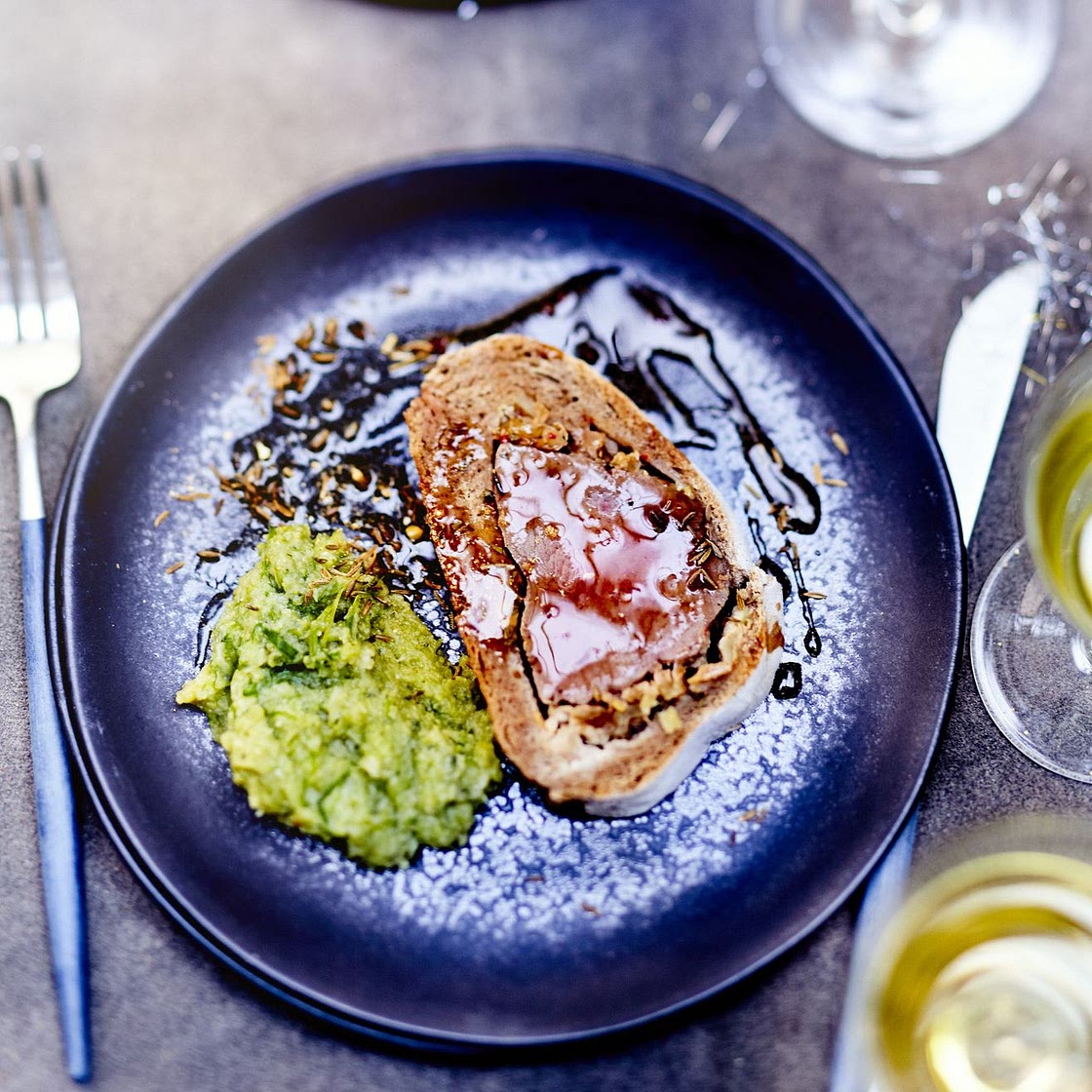 Filet de bœuf en croûte de pain d’épices, purée panais-romanesco