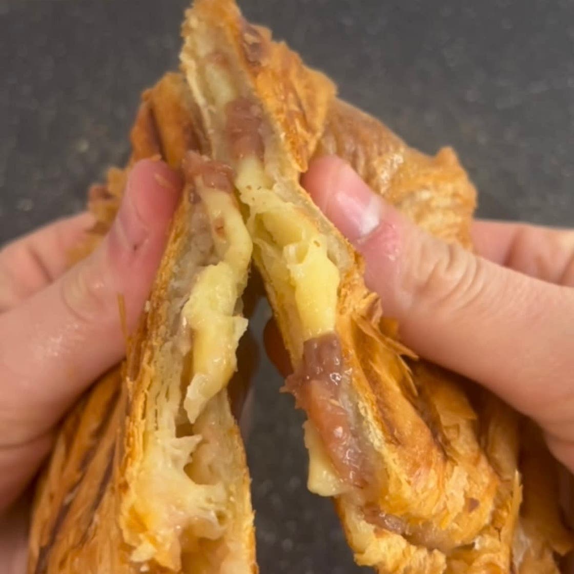 Käsiges Croissant Sandwich
