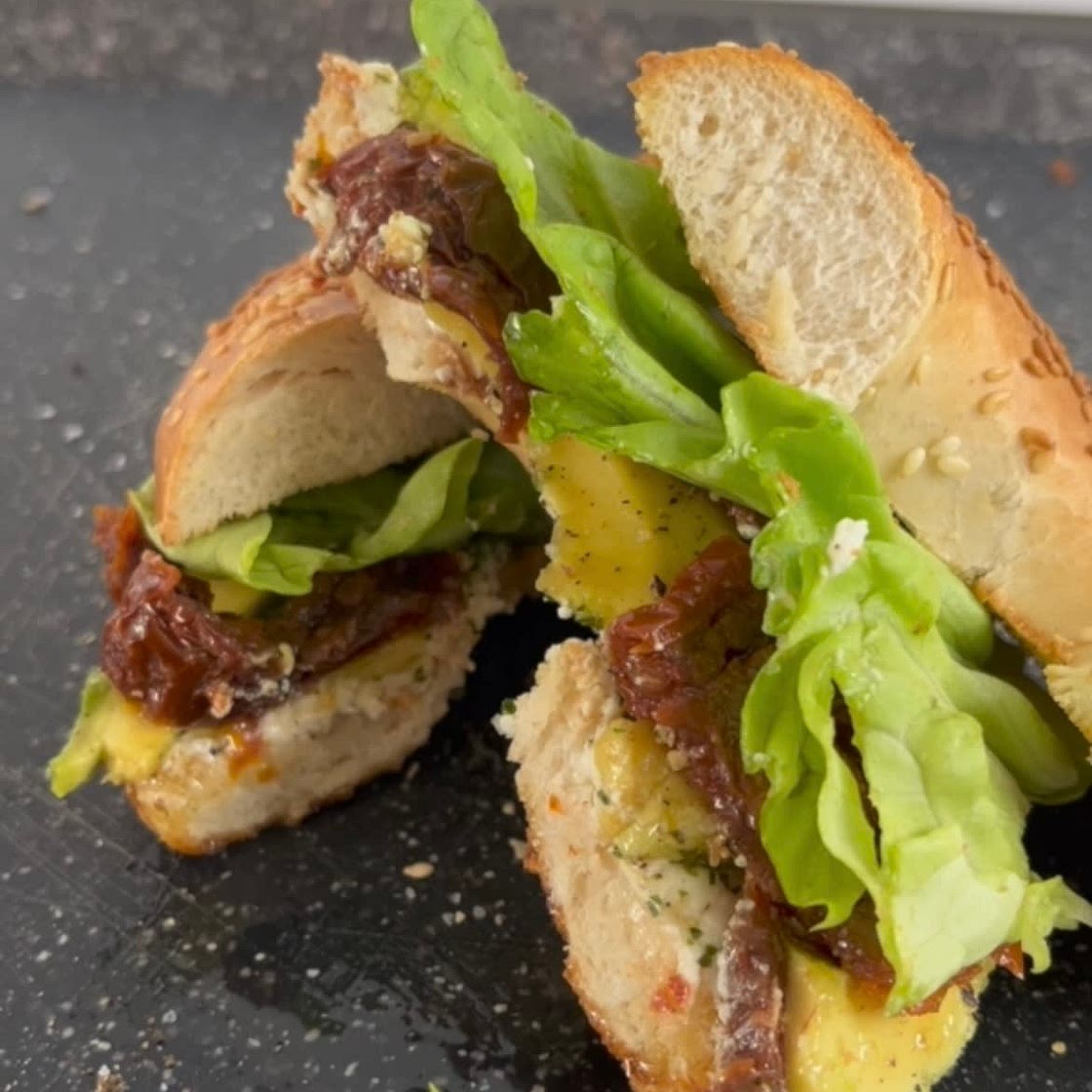 Cremiger Avocado Bagel