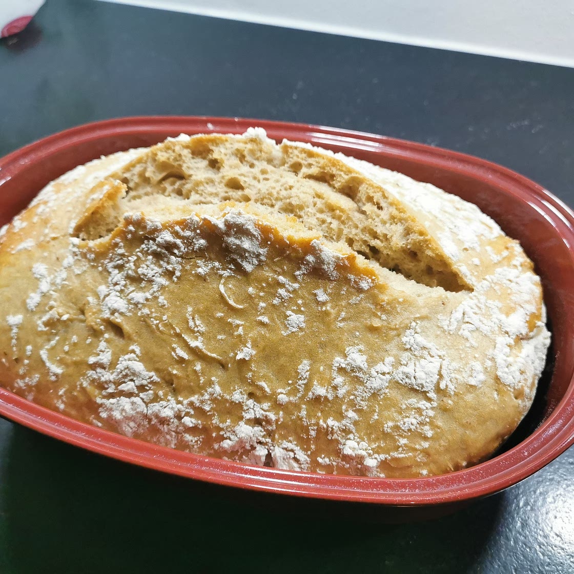 Brot für roten Topf mit Trockenhefe und Mehl nach laune