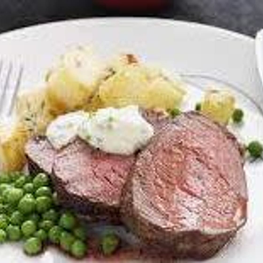 Herbed Beef Fillet With Horseradish Cream Sauce