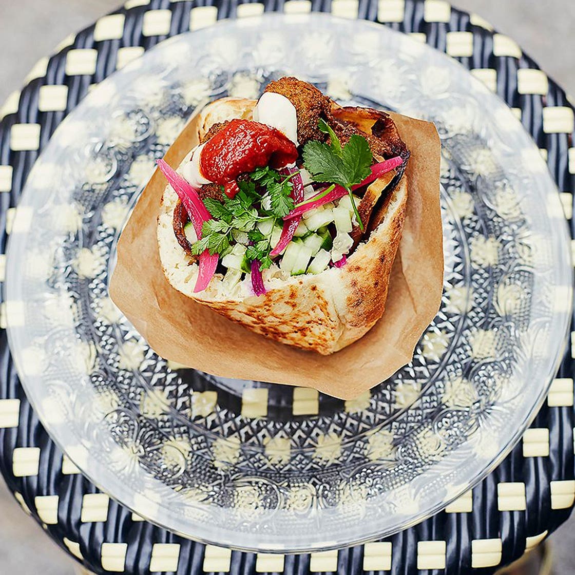 Sandwich falafels, pickles, sauce tahini