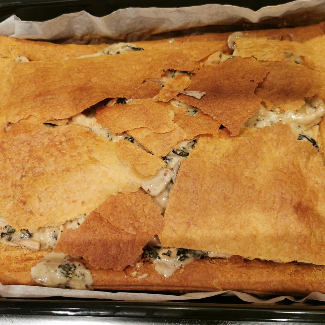 Chicken & mushroom puff pie