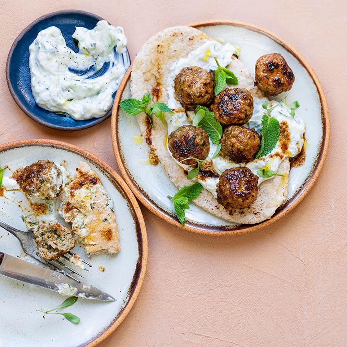 Kefta à l’agneau, aux épices et aux herbes, pita et tzatziki maison