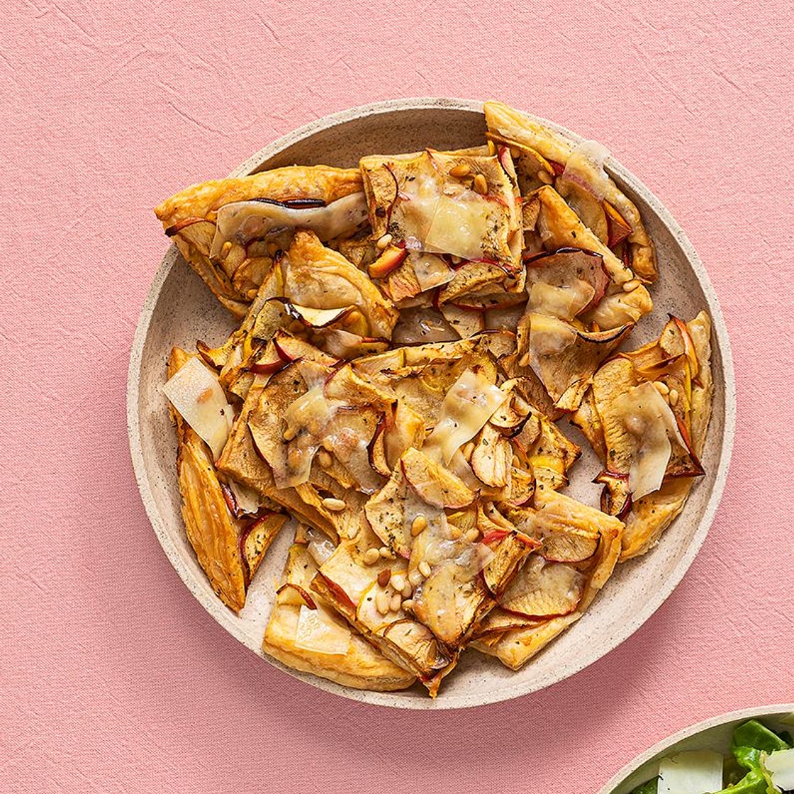 Tarte pommes, pignons et ossau-iraty