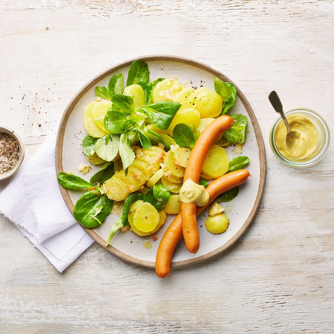 Kartoffelsalat mit Brühe und Wiener Würstchen