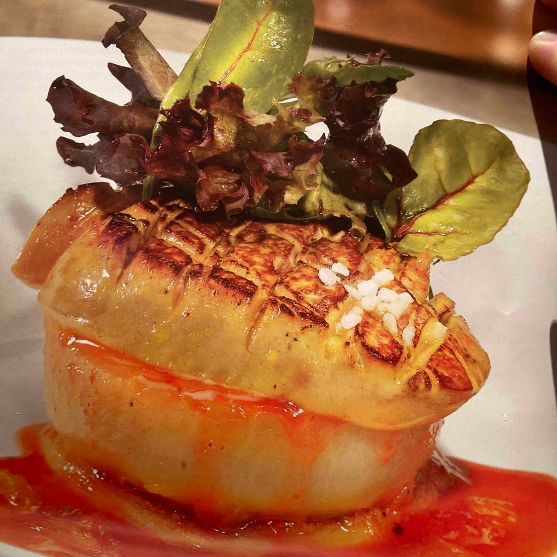 Escalope de foie gras poêlée, tatin de navet et pamplemousse