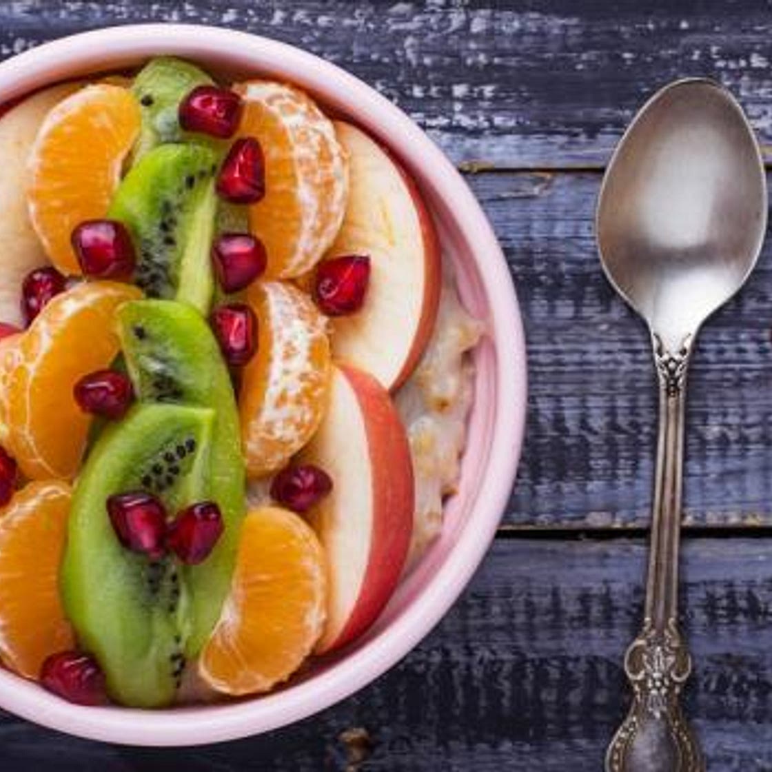 Recette de Smoothie bowl façon porridge au soja, kiwi, banane, clémentine, pomme et grenade
