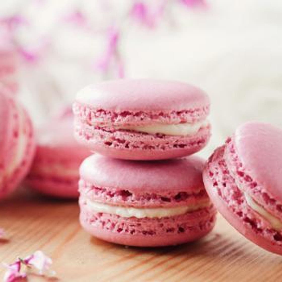 Recette de Macarons sans sucre saveur litchi, rose et chocolat blanc