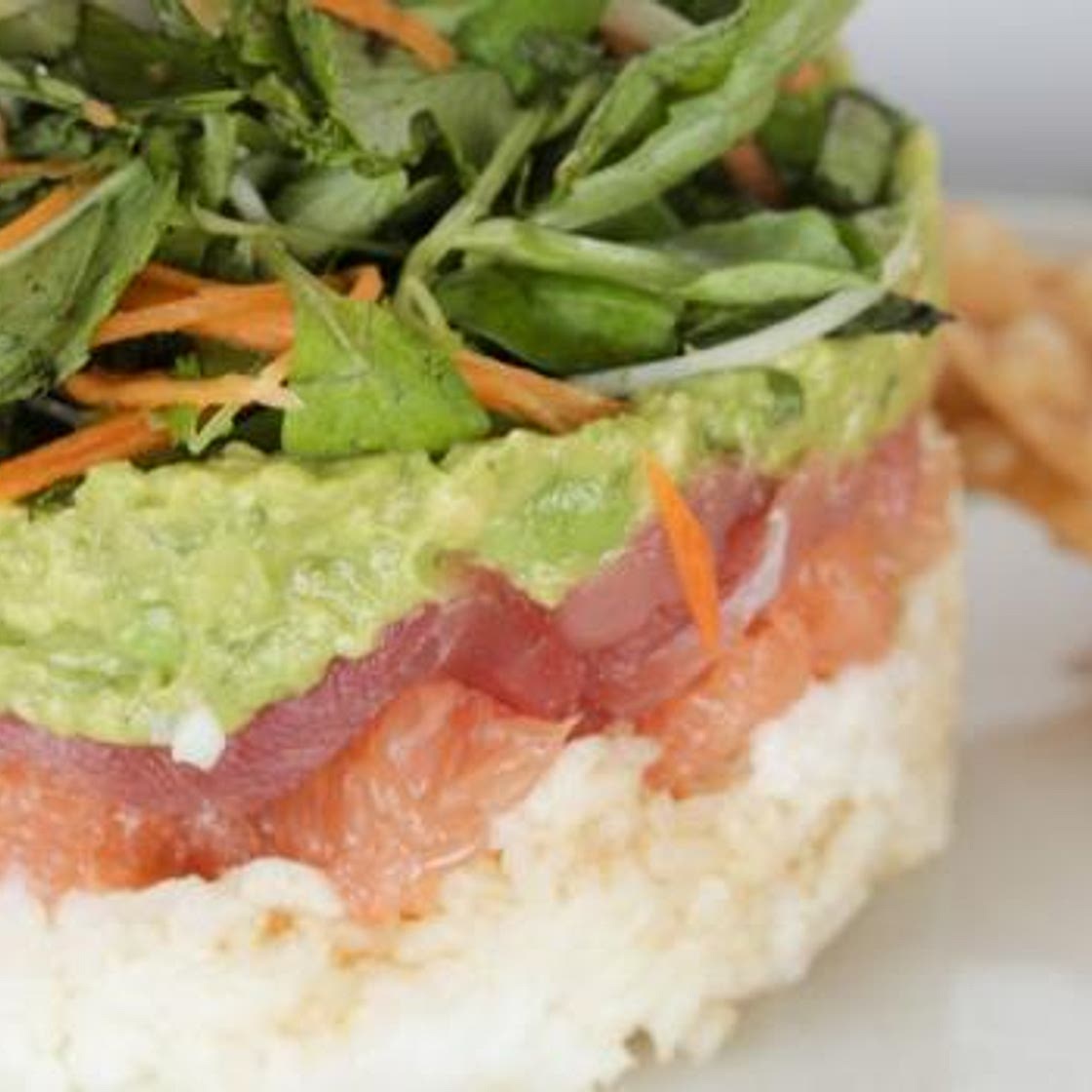 Recette de Mille-feuilles de riz, avocat, pamplemousse et saumon fumé