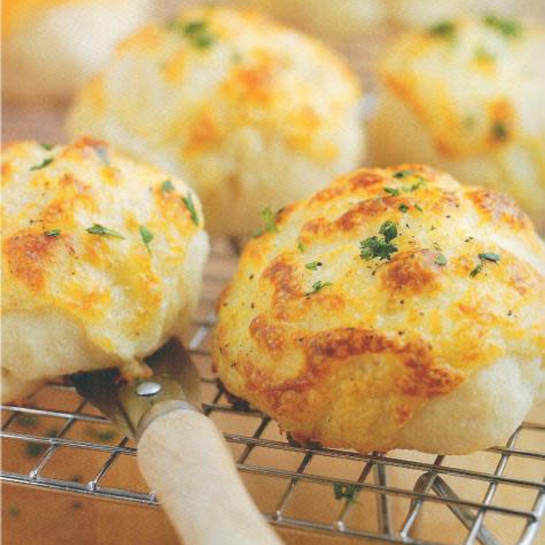 Lunch bolletjes met knoflook topping 