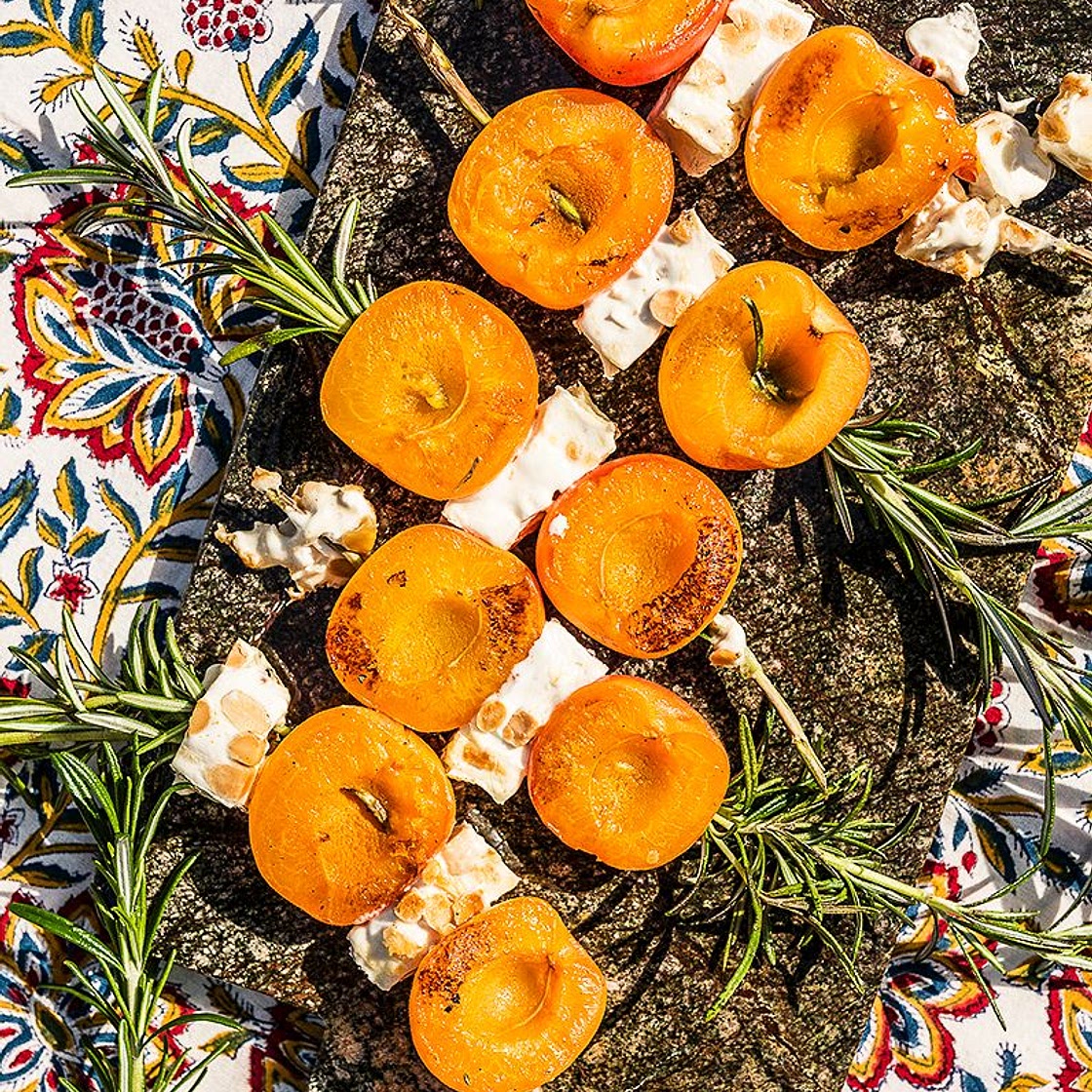 Brochettes d’abricots, nougat et romarin