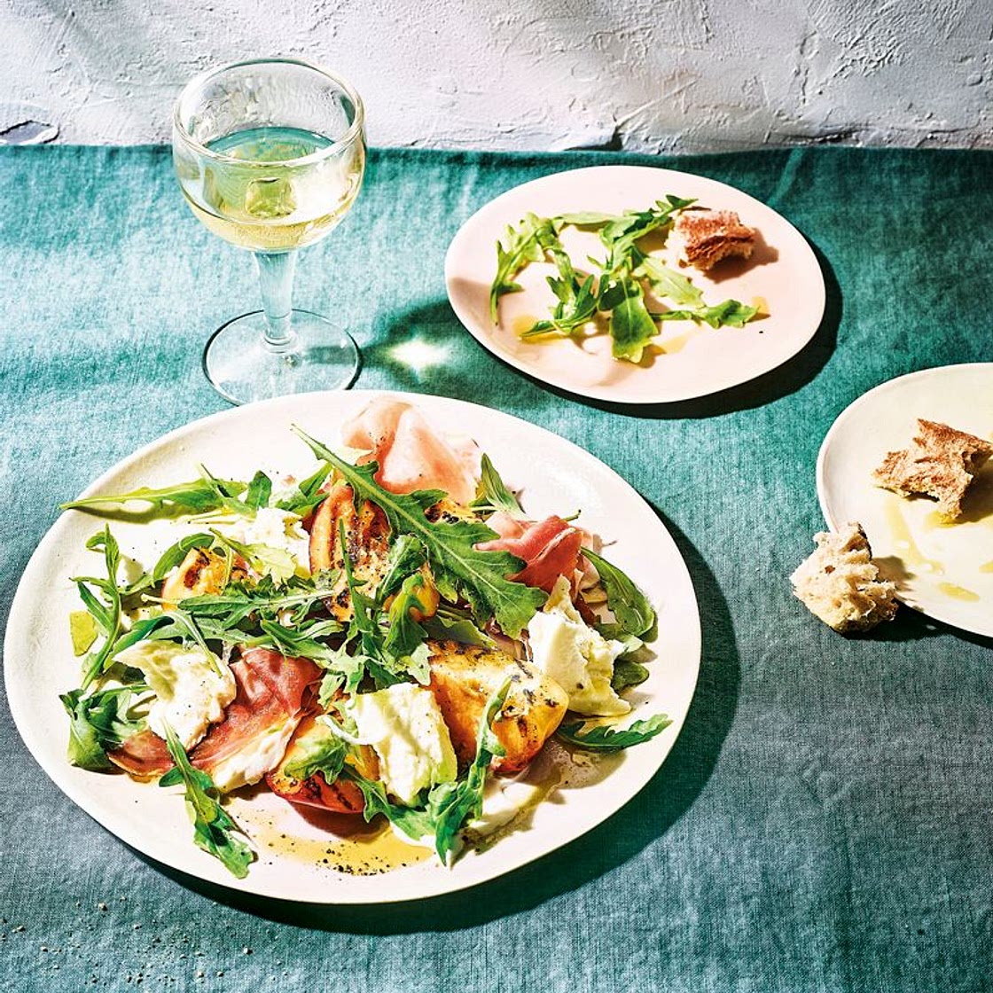 Salade de pêches grillées, roquette et mozzarella