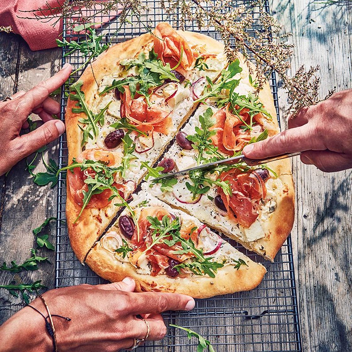 Pizza blanche et verte au barbecue