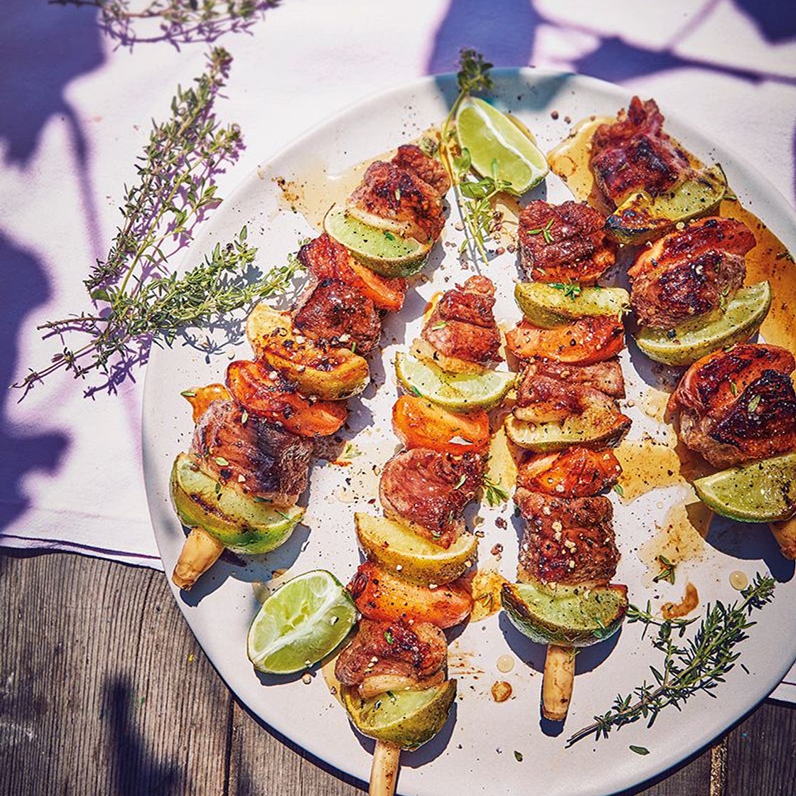 Brochettes de canard aux abricots marinés sur tige de citronnelle