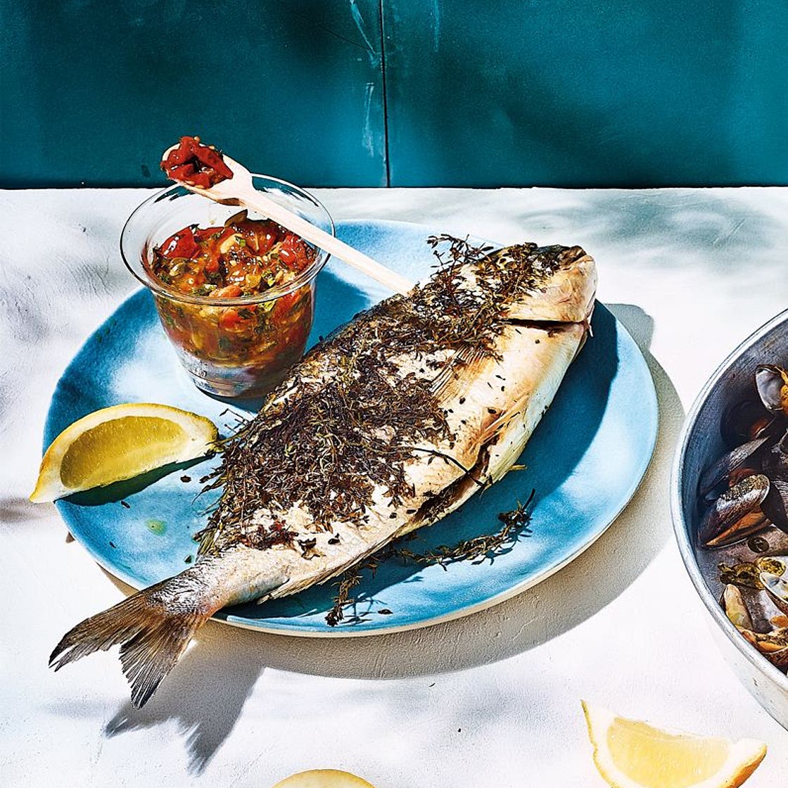 Daurade grillée, salsa de tomates-cerises aux raisins secs