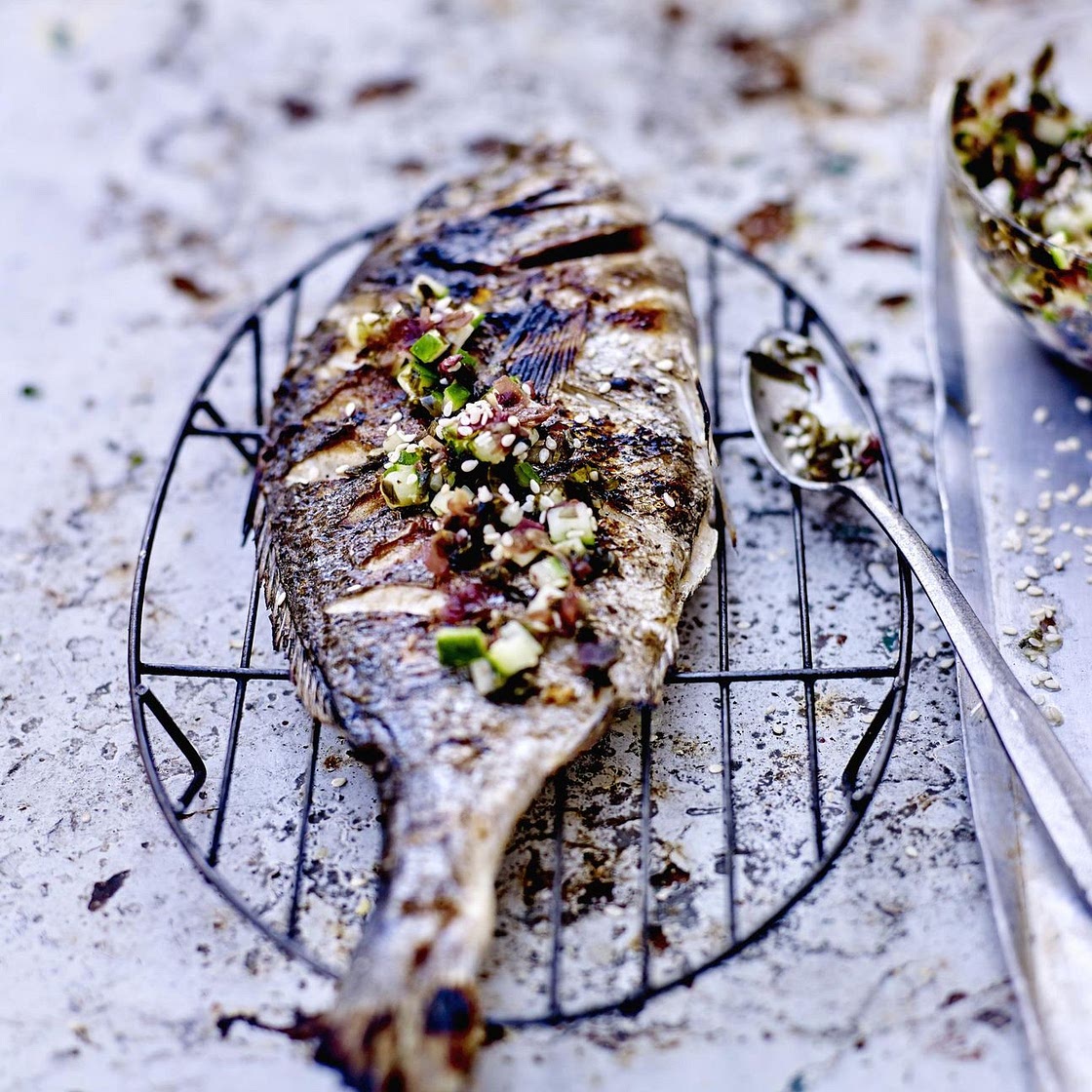 Daurade grillée, condiment aux algues et au concombre