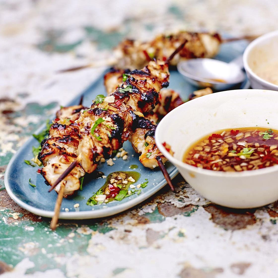 Brochettes de poulet satay, sauce aux cacahuètes et sauce pimentée