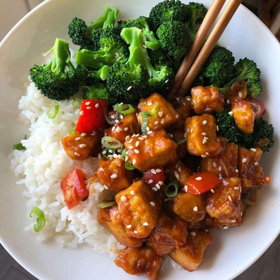 sweet n spicy sriracha ginger soy tofu w/ jasmine rice + broccoli!!!! i’ve never been a big sriracha girl but something came over me at the grocery store and for some reason i had to have it???? grab ur chopsticks and possibly a tissue bc this is spicy and