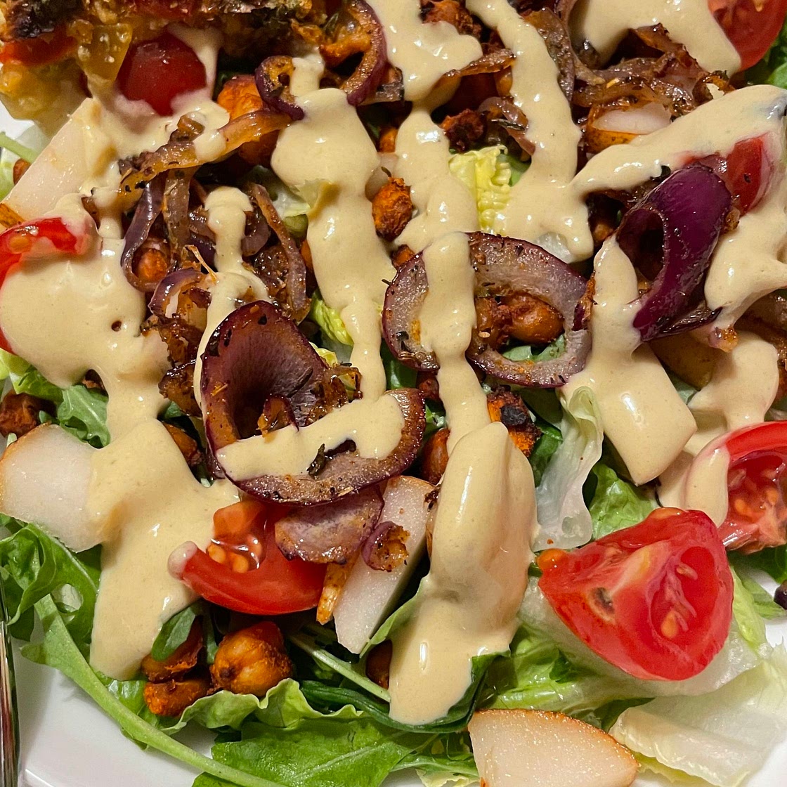 Eisbergsalat mit Umami-Joghurtdressing