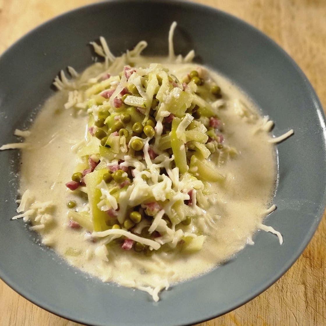 Gemüsenudeln mit Schinken-Sahne-Sauce