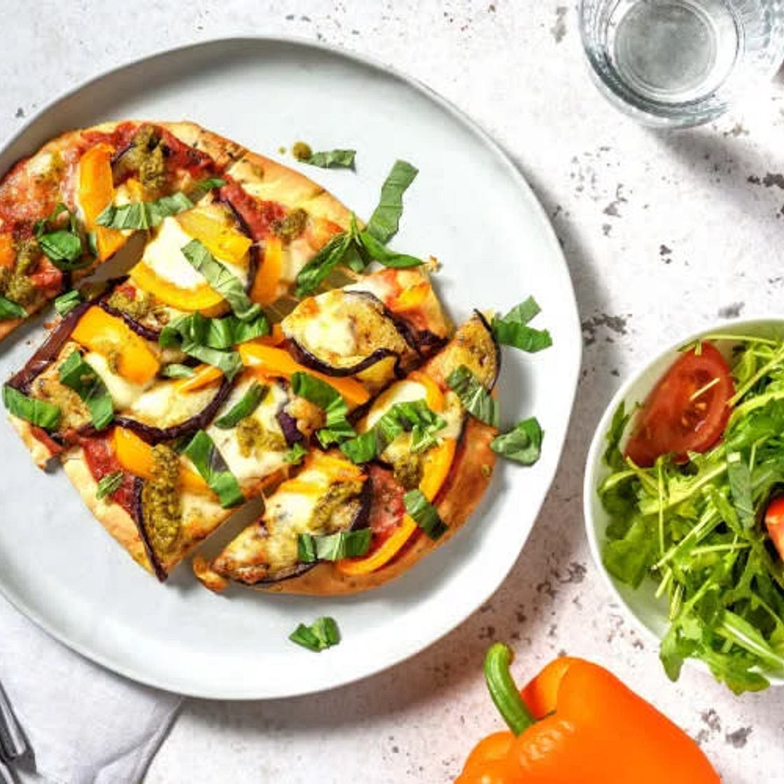 Naanpizza met aubergine en mozarella