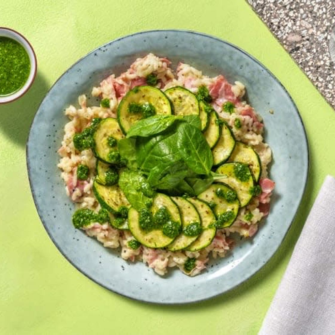 Groene risotto met ham en spinaziepesto