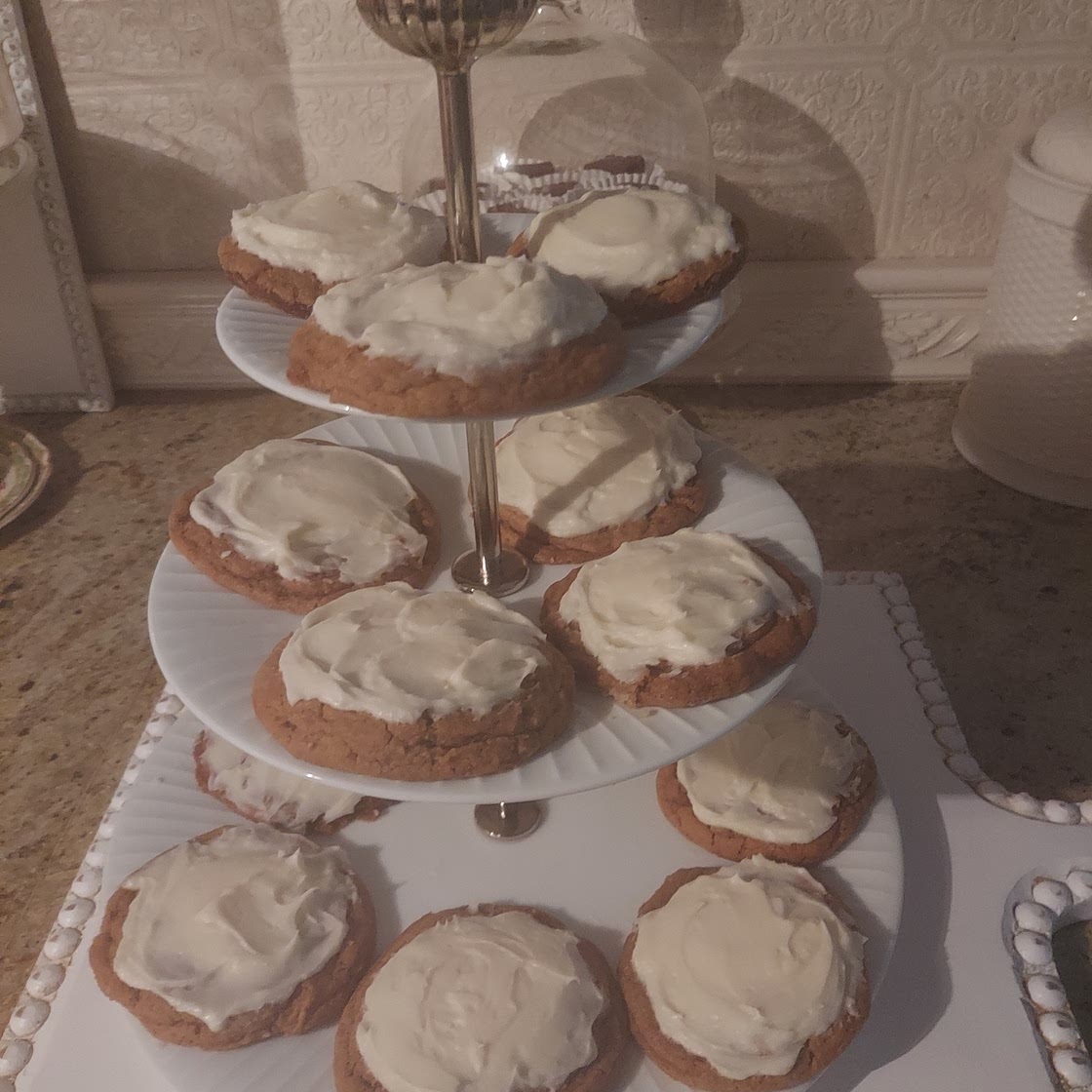 Gingerbread cookies with buttercream