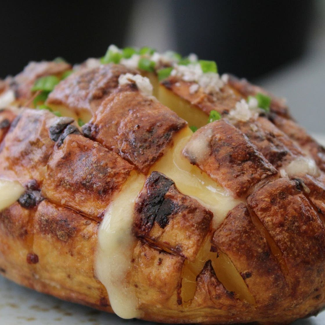 Criss Cross Cheese Potatoes: Bagte kartofler med ost